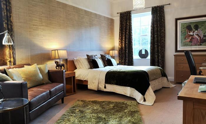 A beautiful calming space where you can chill out for a few days of relaxation and escape from your busy life. King size bed, seating area and an ensu